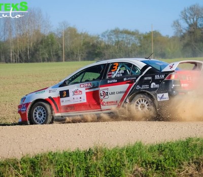 Rallija ''Kurzeme'' testa ātrumposma blīvie rezultāti sola spraigas cīņas par uzvaru