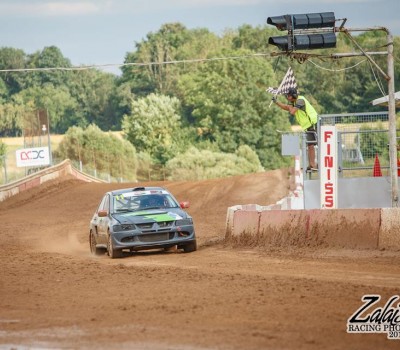 Rallijkrosa 4. posmā sportisti cīnās ar svelmi, putekļiem un dubļiem